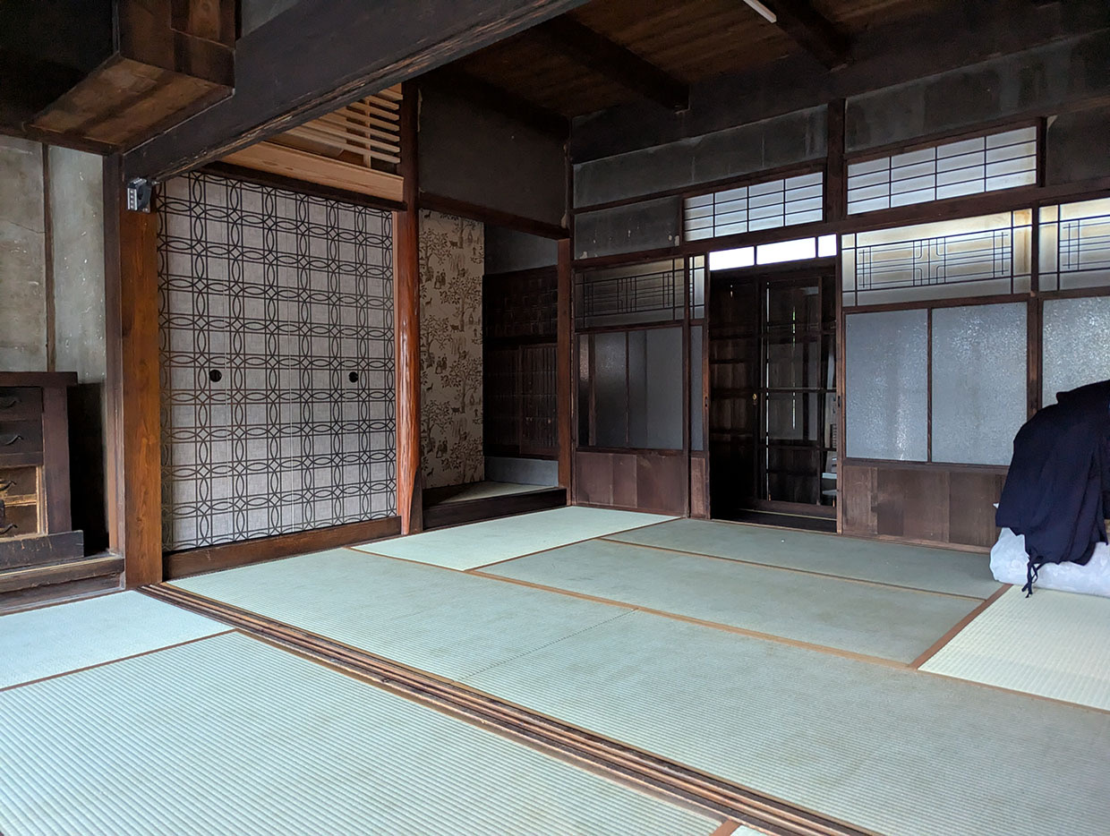 木の柱と障子が残る蔵庵の和室